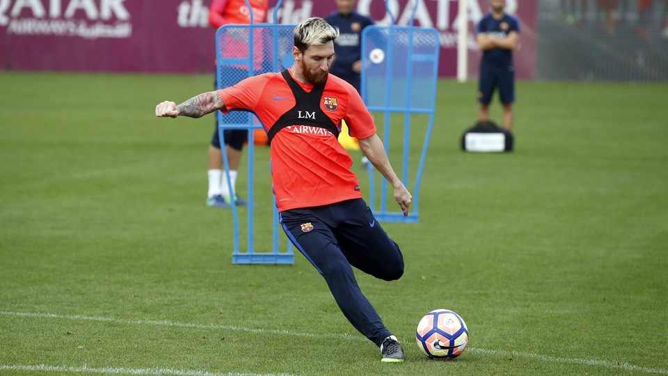 Después de tres semanas sin jugar, Messi recibe el alta médica y está listo para recibir al Deportivo